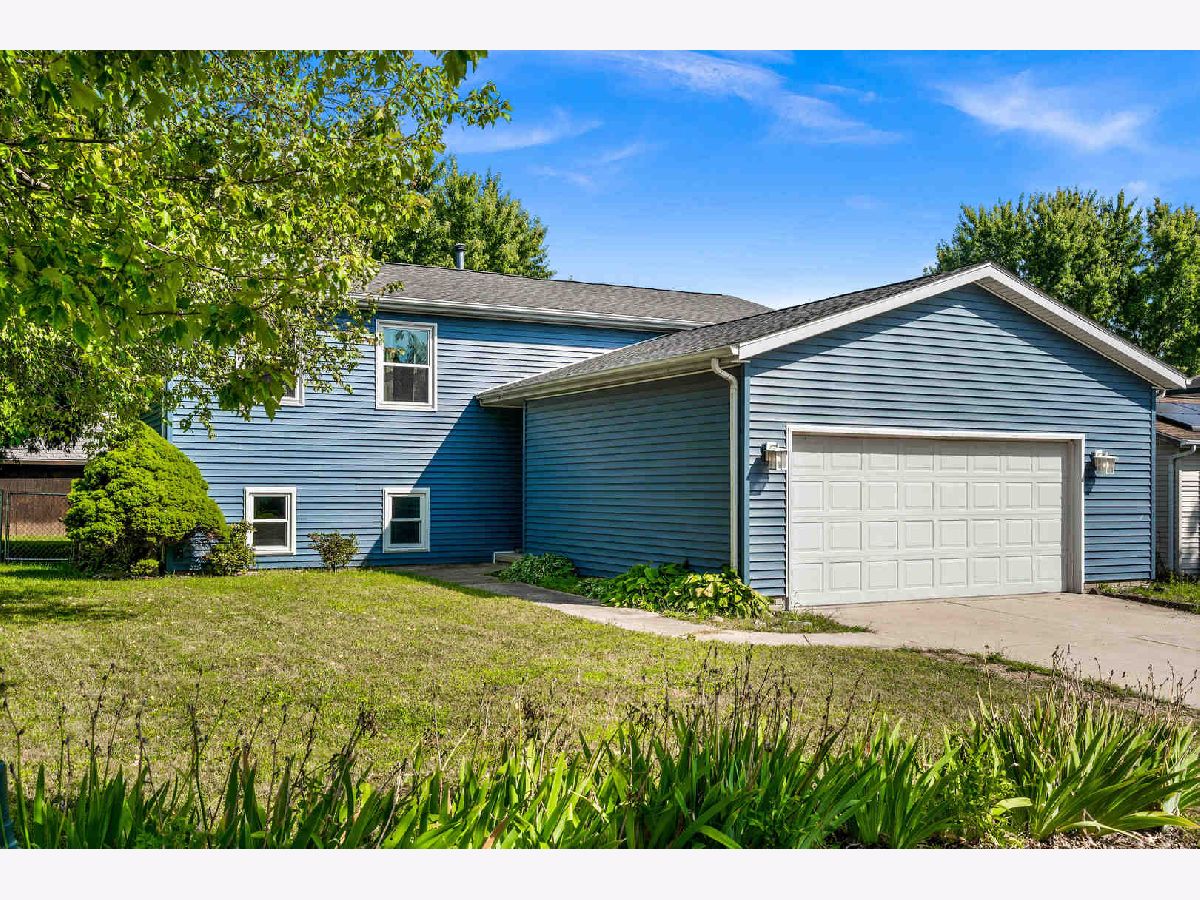 Homes & Condos & Townhomes For Sale Pepper Ridge Bloomington Illinois, 2724 Rocksbury Drive