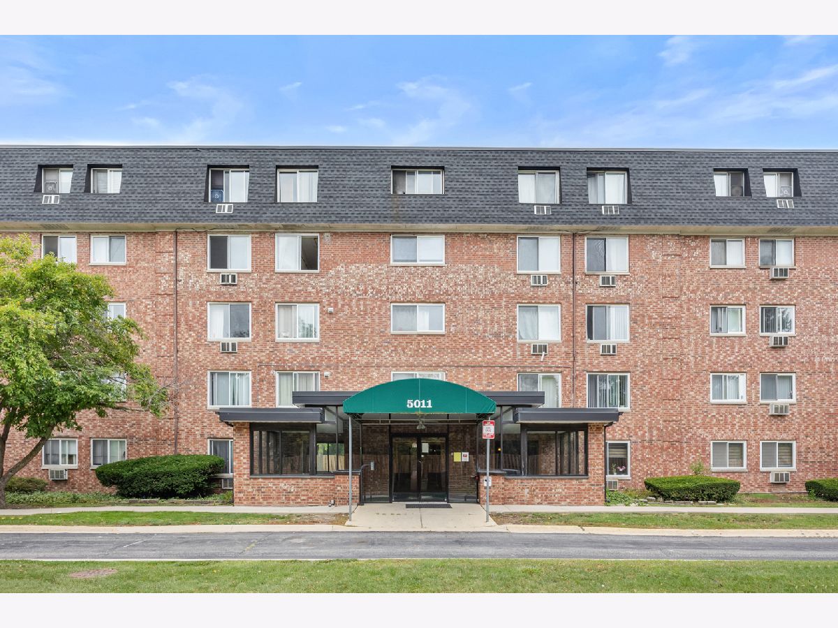 Condominiums For Sale Shannon Court Streamwood Illinois, 5011 Valley Lane
