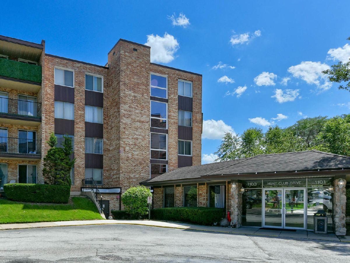 Condominiums Sold Hunt Club On The Lake Mount Prospect Illinois, 1103 Hunt Club