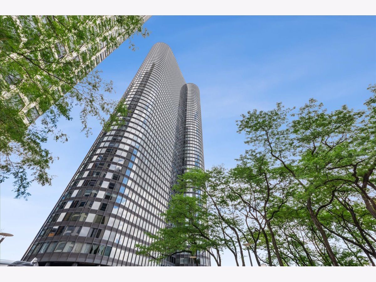 Condos & Townhomes For Sale Harbor Point Chicago Illinois, 155 Harbor Drive
