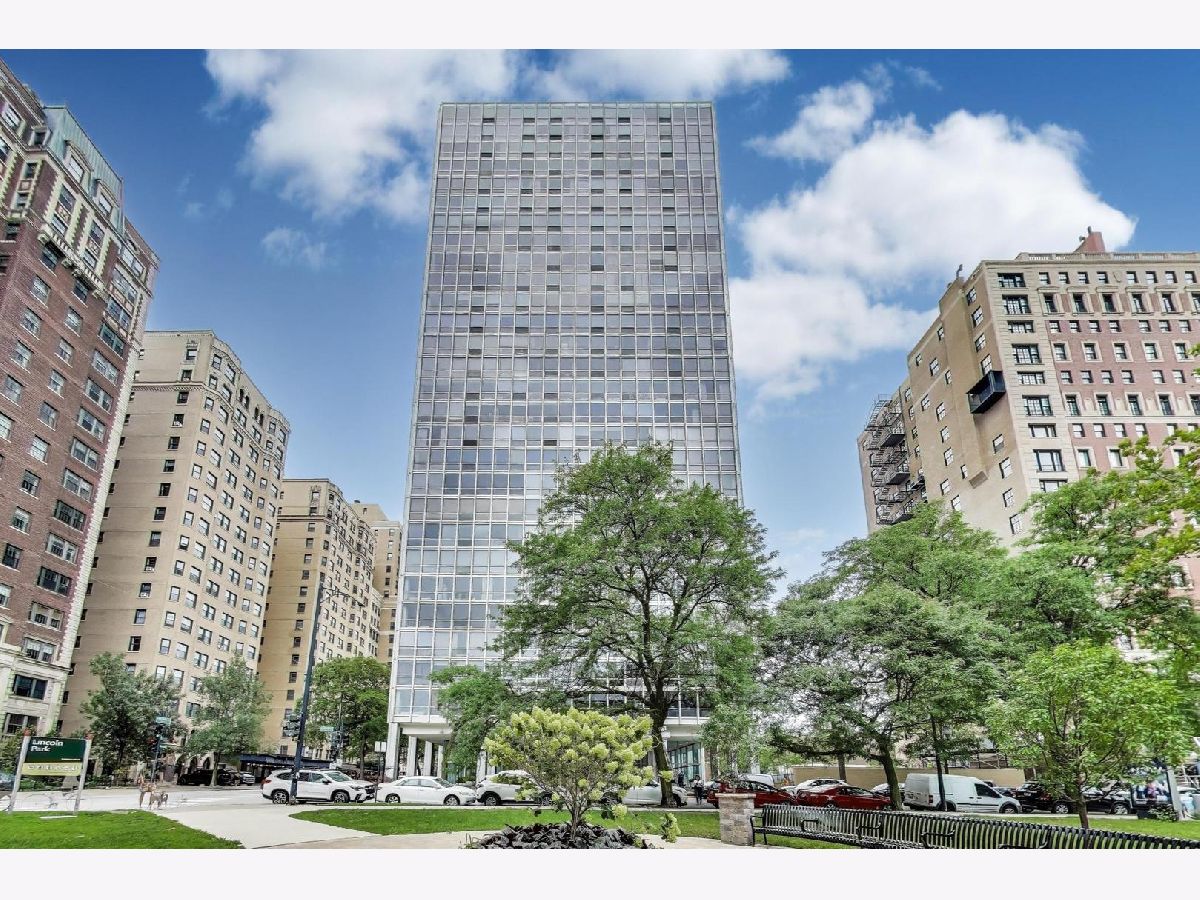  For Sale Chicago Illinois, 2400 Lakeview Avenue