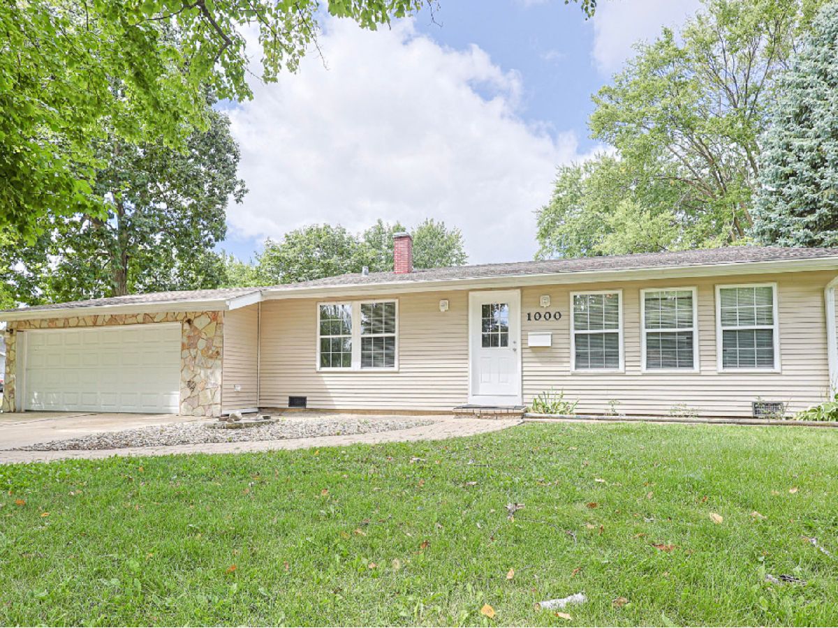  For Sale Carpentersville Illinois, 1000 Adams Court