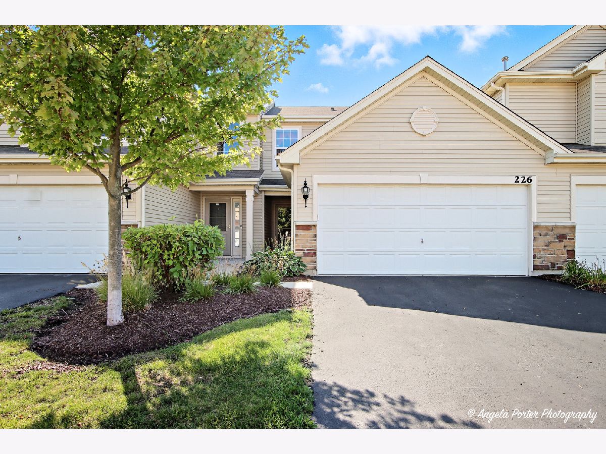Homes & Townhomes & Condos For Sale Apple Creek Estates Woodstock Illinois, 226 Wildmeadow Lane