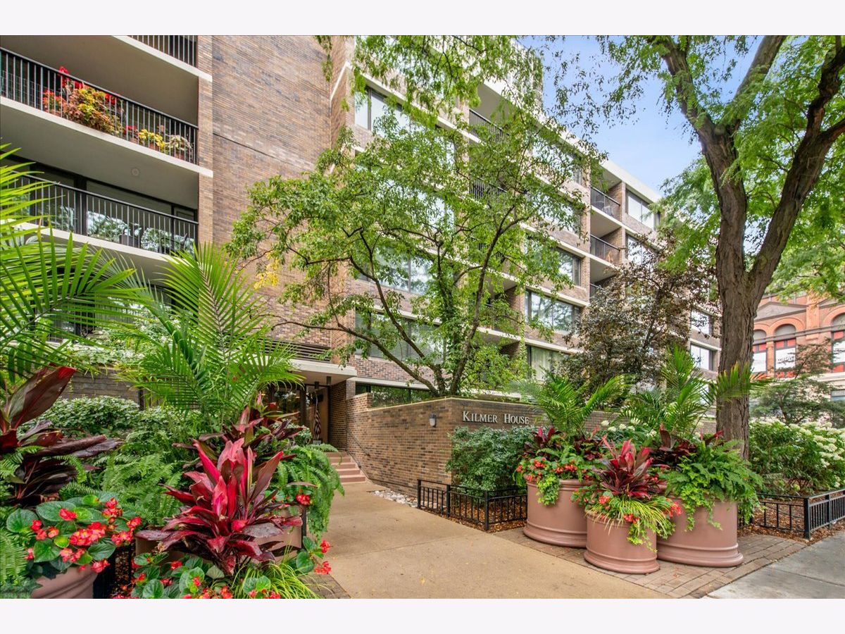 Condos & Townhomes For Sale Sandburg Village Chicago Illinois, 1555 Sandburg Terrace