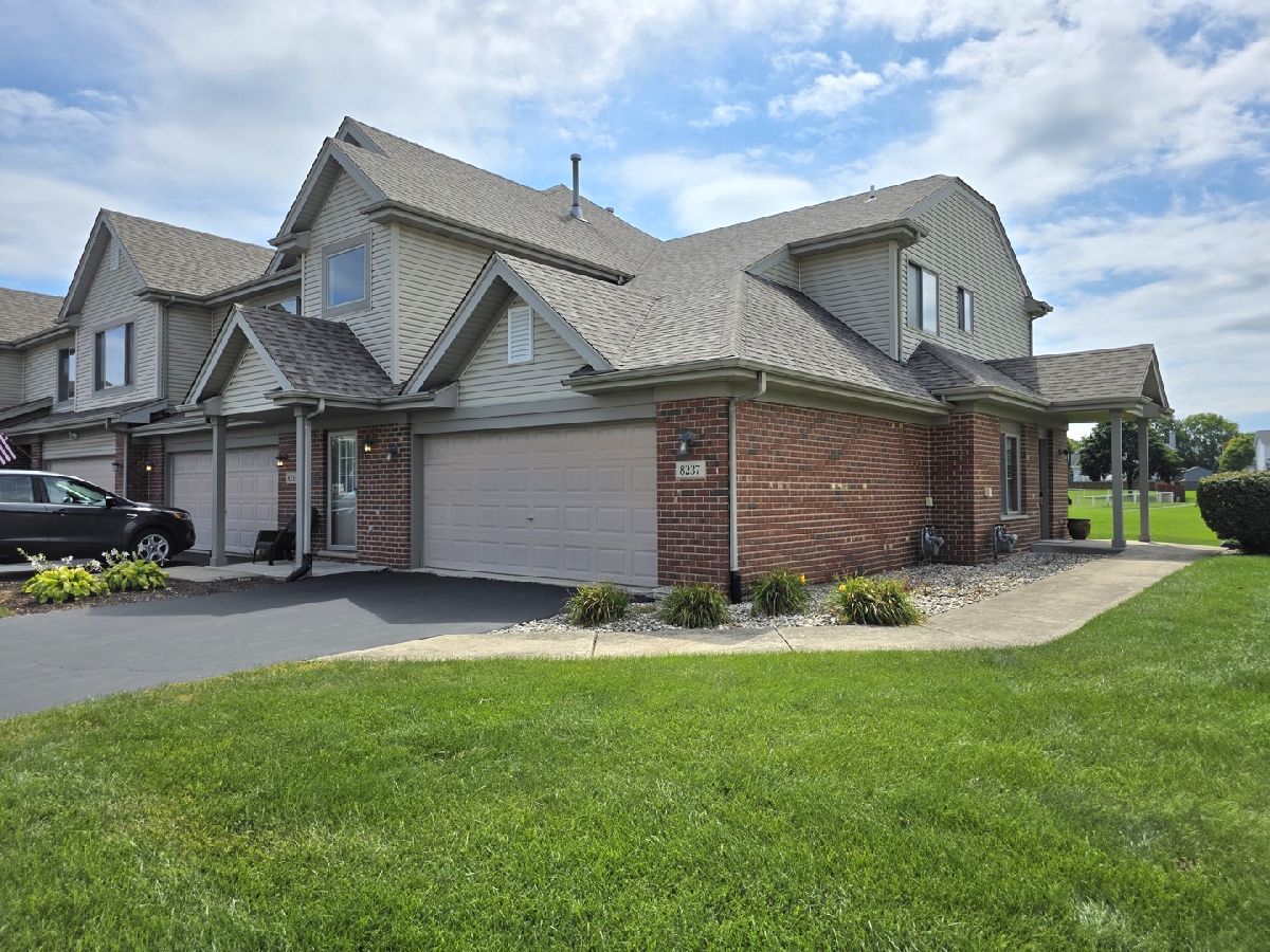 Townhomes & Condos For Sale Hawthorne Lakes Frankfort Illinois, 8237 Auburn Lane