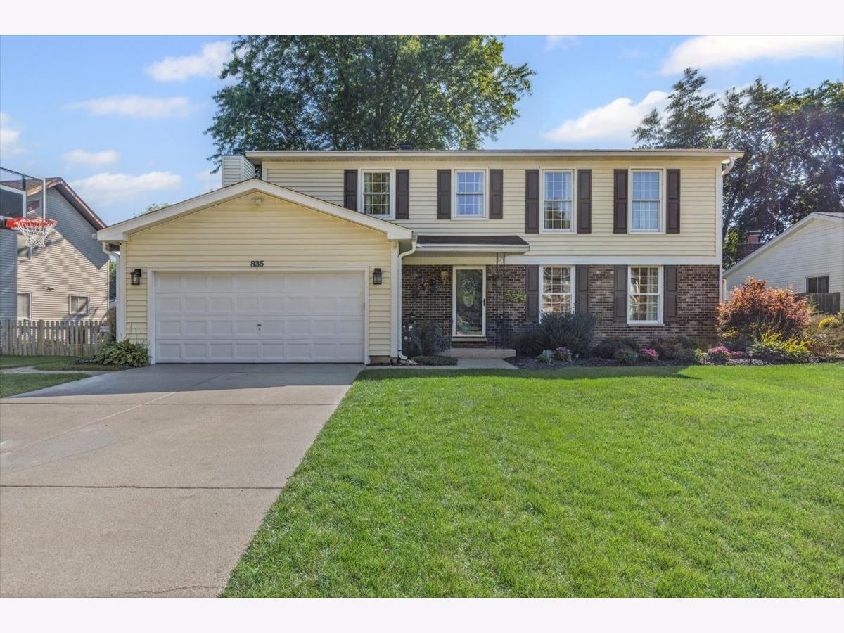 Homes & Townhomes & Condos For Sale Four Colonies Crystal Lake Illinois, 835 Glendale Drive