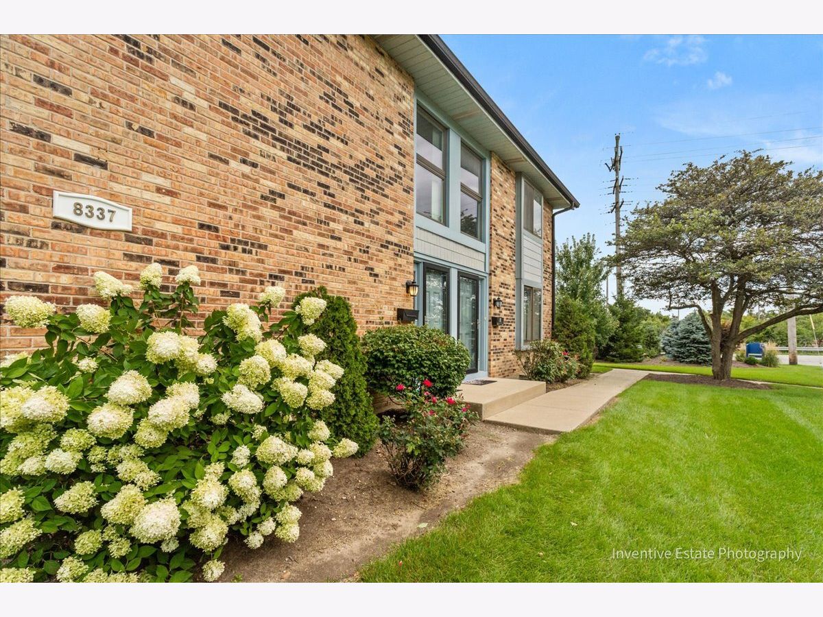  For Sale Darien Illinois, 8337 Portsmouth Drive