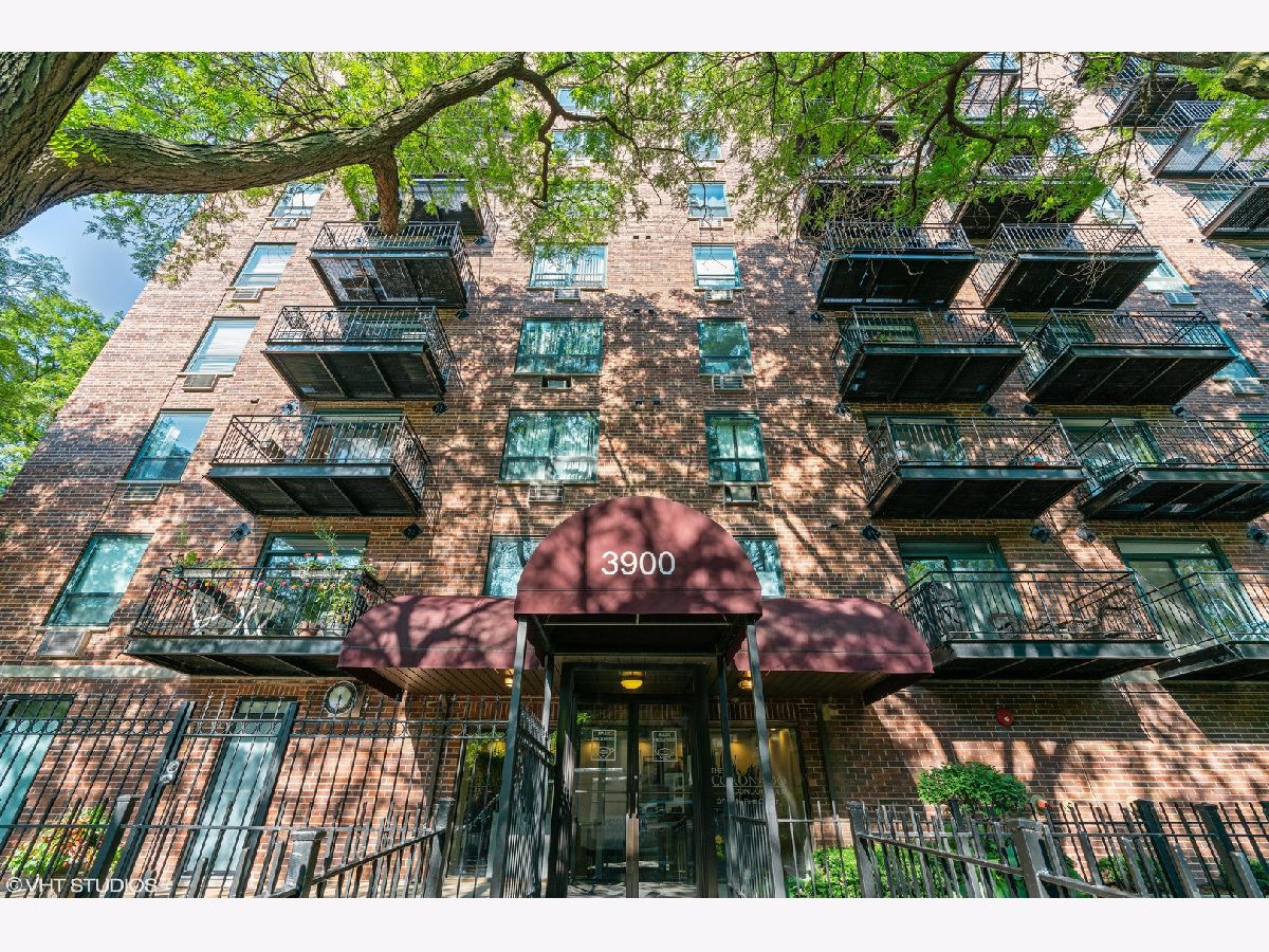Condominiums For Sale The Coronado Chicago Illinois, 3900 Pine Grove Avenue