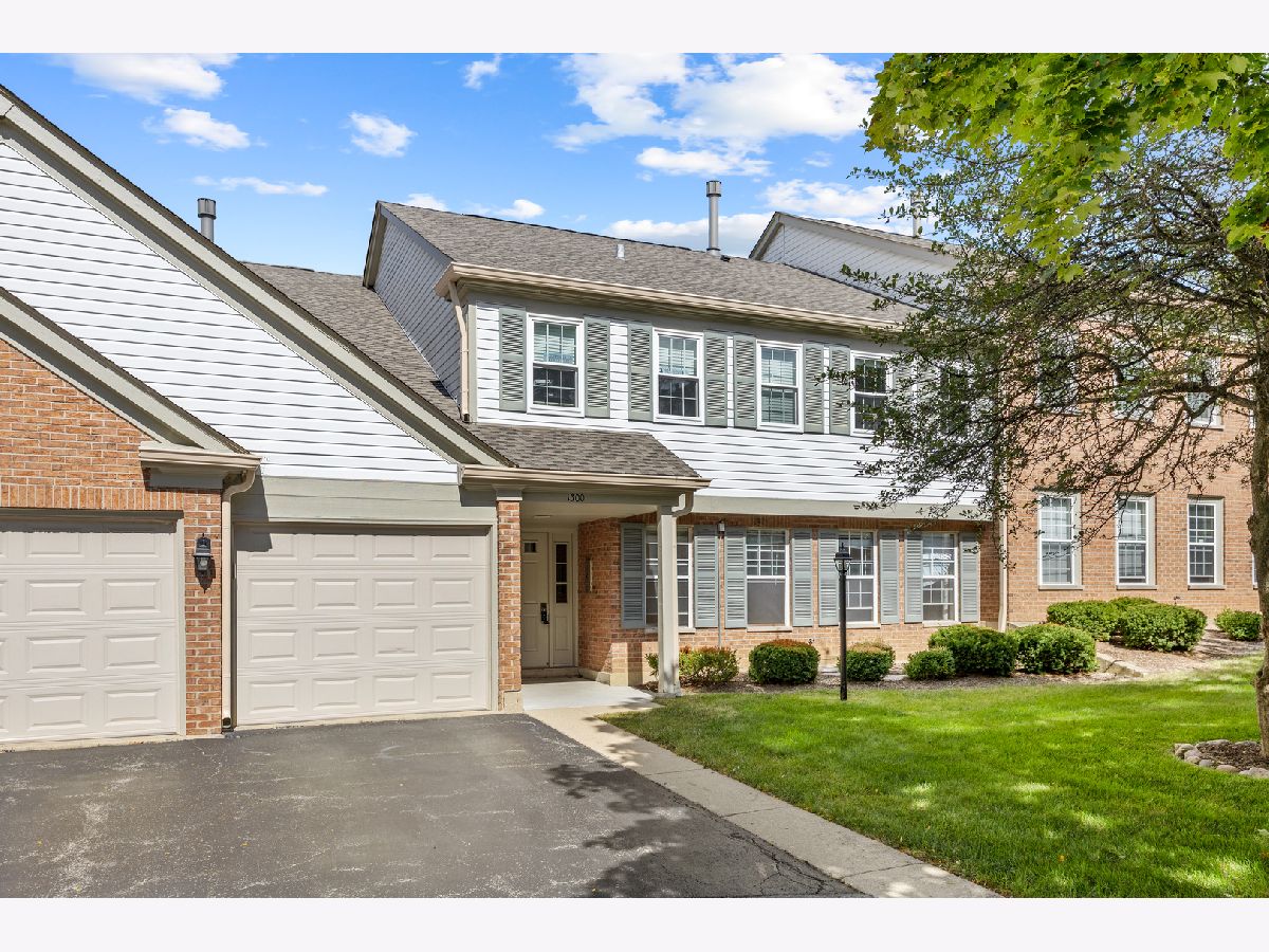 Condominiums For Sale Willow Pond Schaumburg Illinois, 1300 Woodside Court