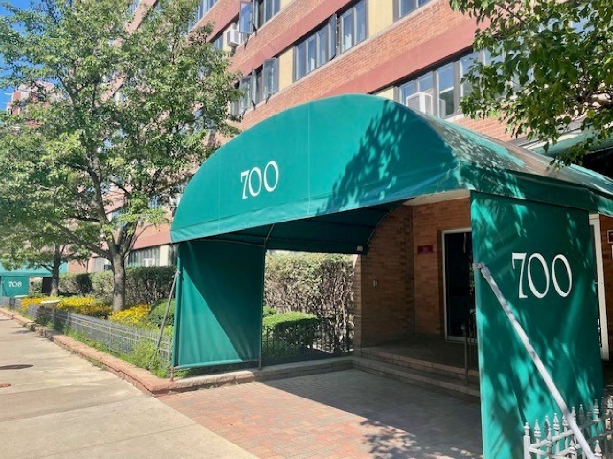 For Sale Chicago Illinois, 700 Bittersweet Place