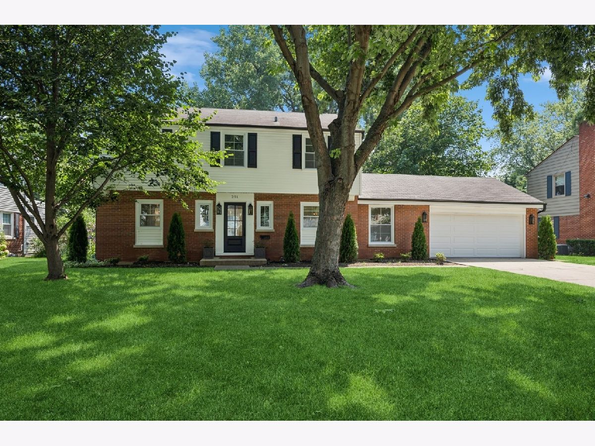 Homes & Townhomes & Condos For Sale Stonegate Arlington Heights Illinois, 201 Stratford Road
