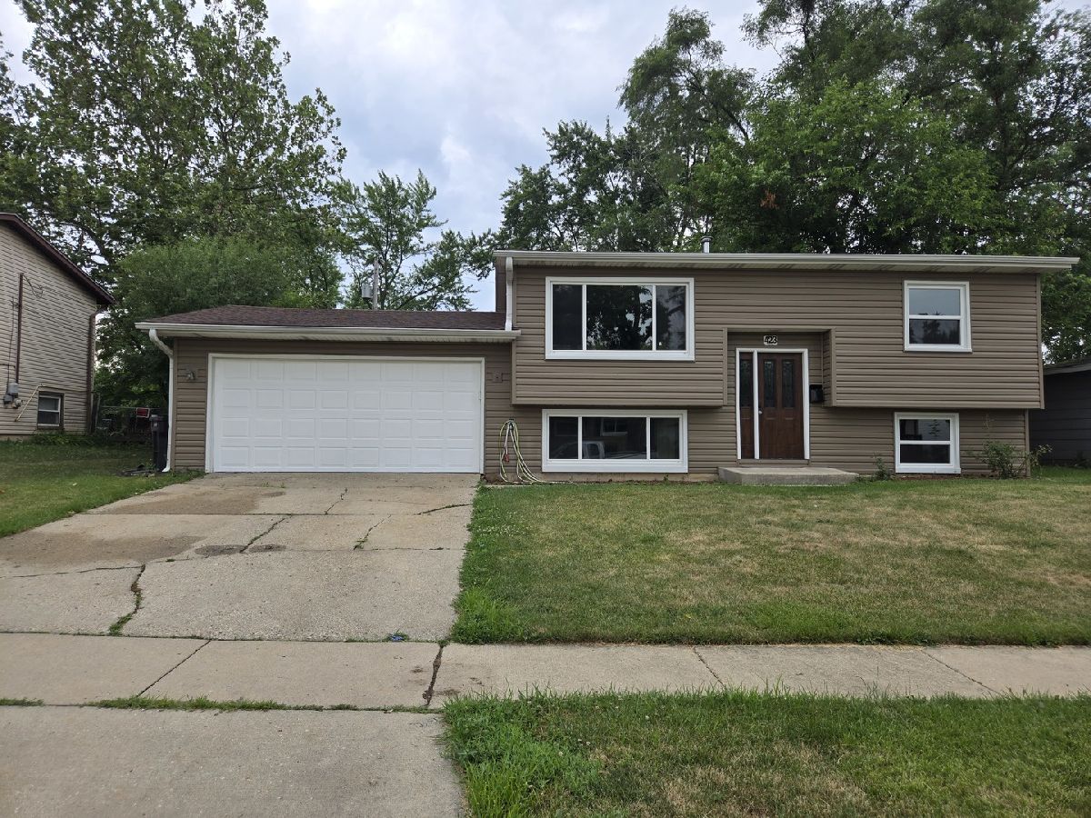  For Sale Streamwood Illinois, 423 Walnut Drive