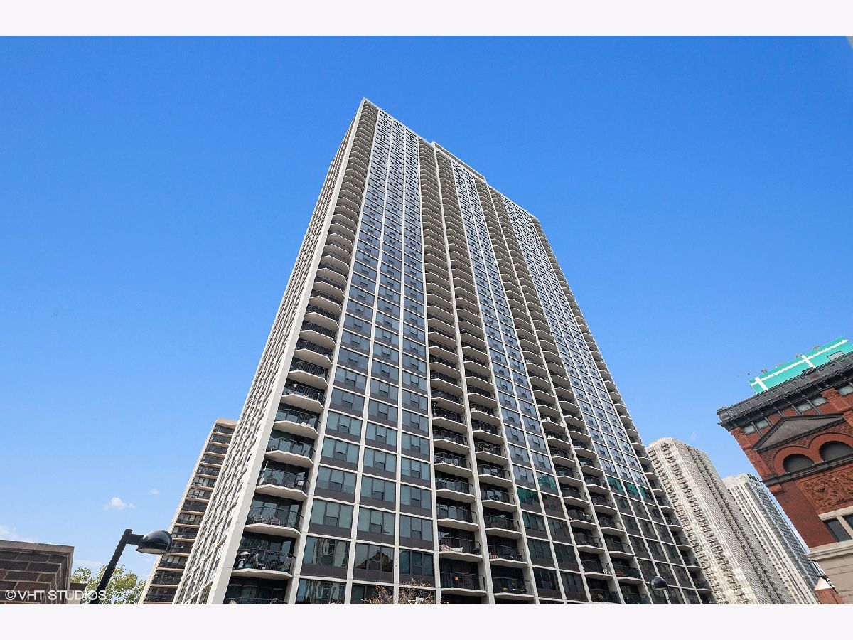  For Sale Chicago Illinois, 1560 Sandburg Terrace