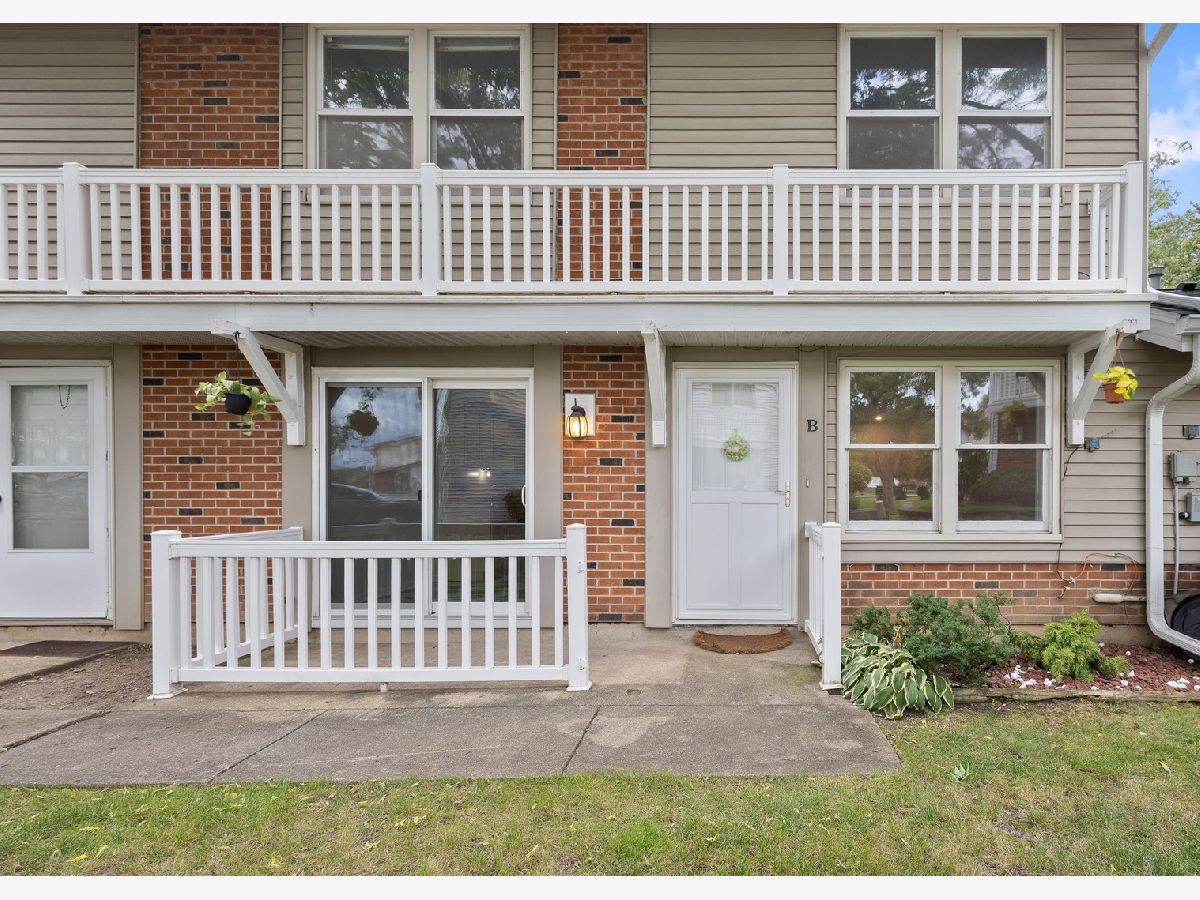 Townhomes & Condos For Sale Country Fours Bloomingdale Illinois, 205 Emerson Court