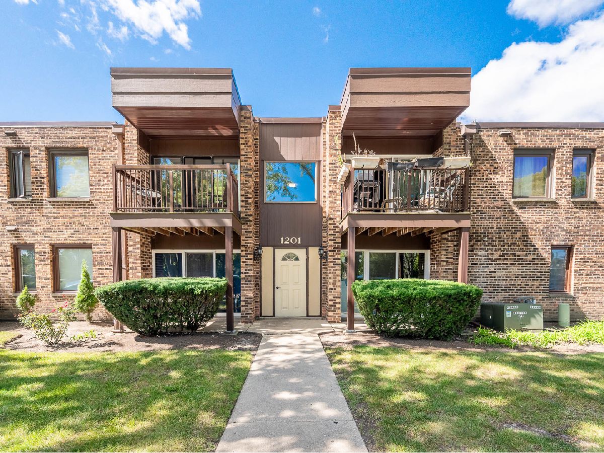  For Sale Wheeling Illinois, 1201 Pleasant Run Drive