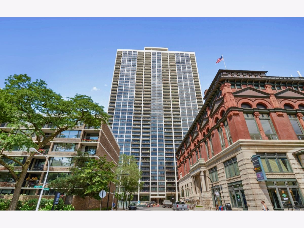  For Sale Chicago Illinois, 1560 Sandburg Terrace