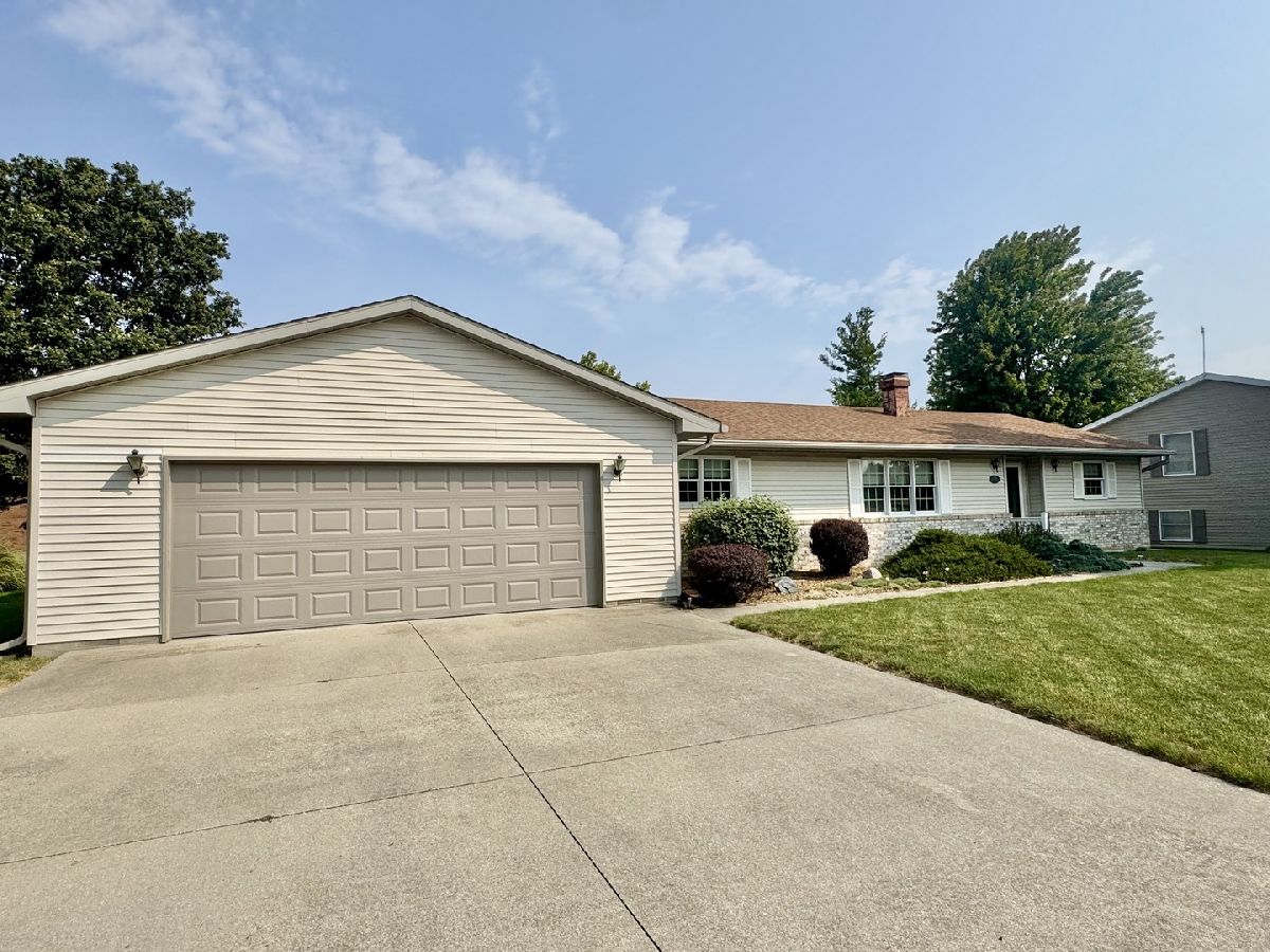  For Sale Clinton Illinois, 31 Colonial Drive
