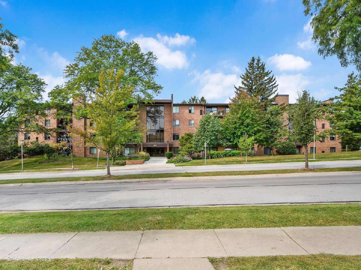 Homes & Condominiums For Sale Farmingdale Darien Illinois, 7510 Farmingdale Drive