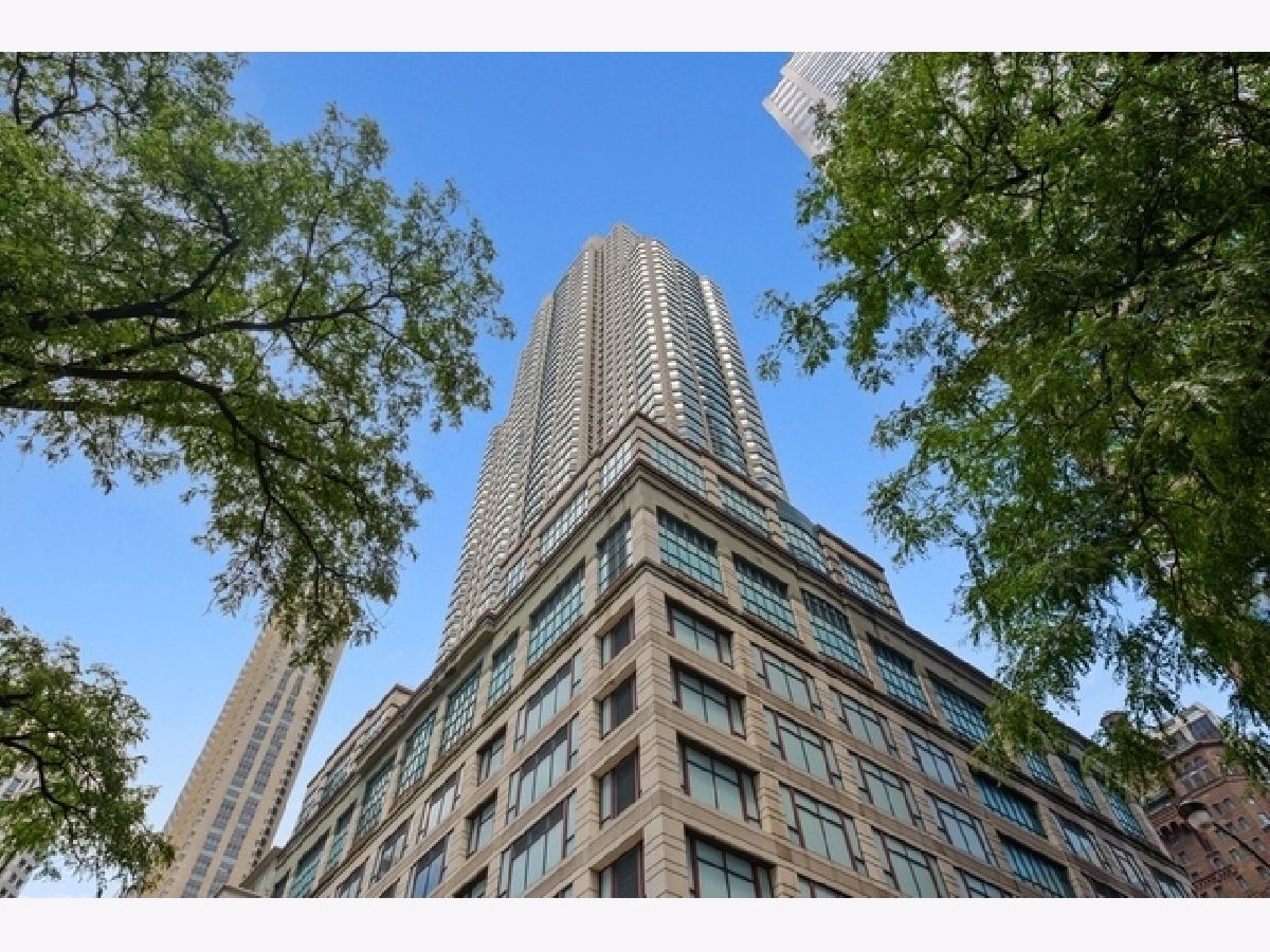 Condominiums For Sale Chicago Place Chicago Illinois, 100 Huron Street