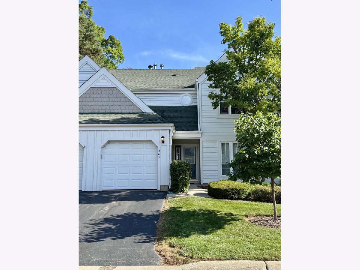 Townhomes & Condos & Homes For Sale Lakepointe Wauconda Illinois, 302 Stillwater Court