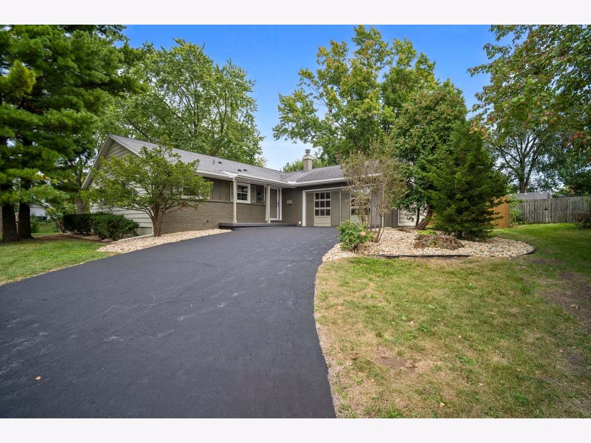 Homes & Condos & Townhomes For Sale Fairway Knolls Bloomington Illinois, 319 Hillside Lane