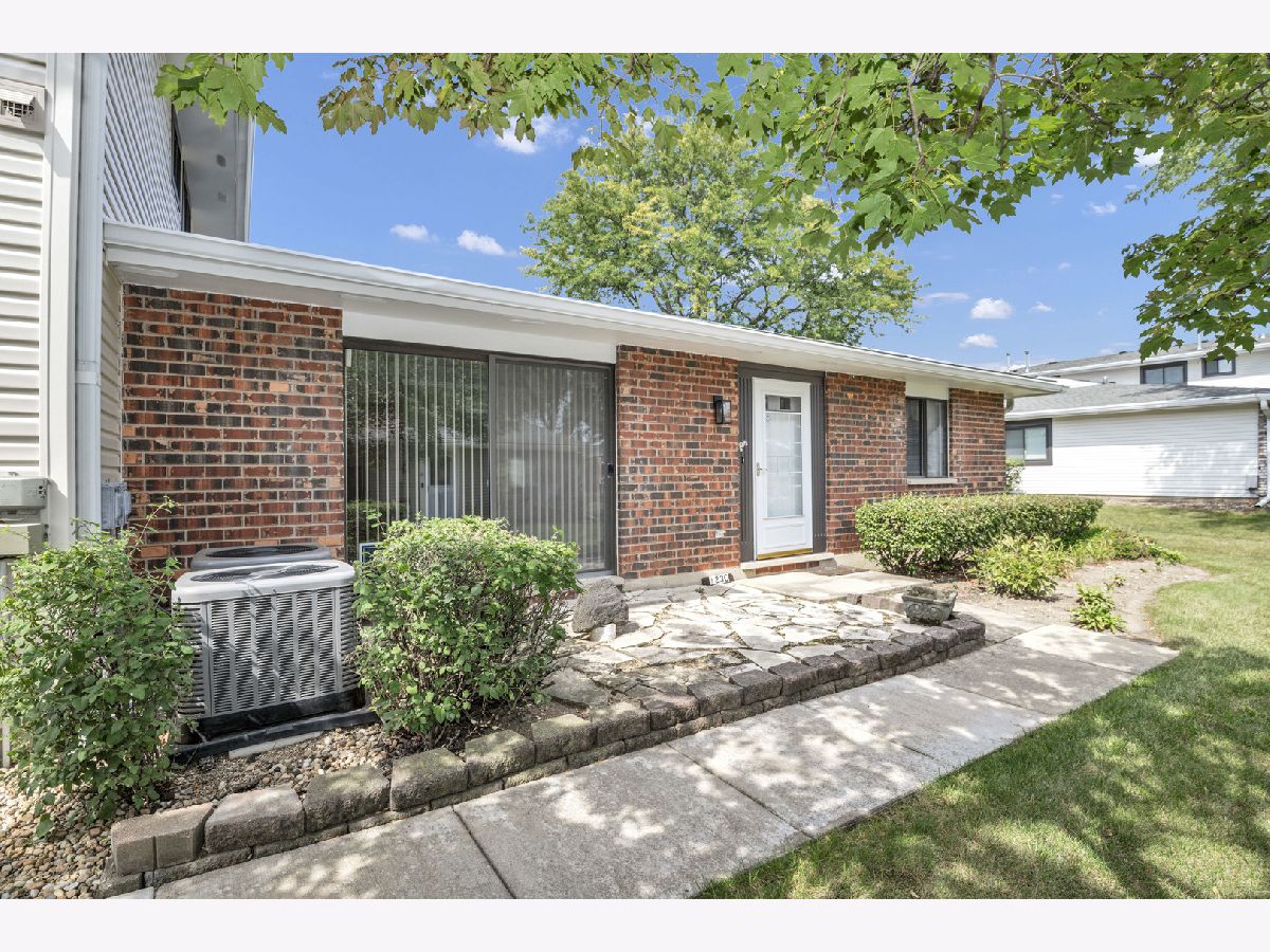 Townhomes & Condos & Homes For Sale Fairfield Bloomingdale Illinois, 123 Fairlane Court