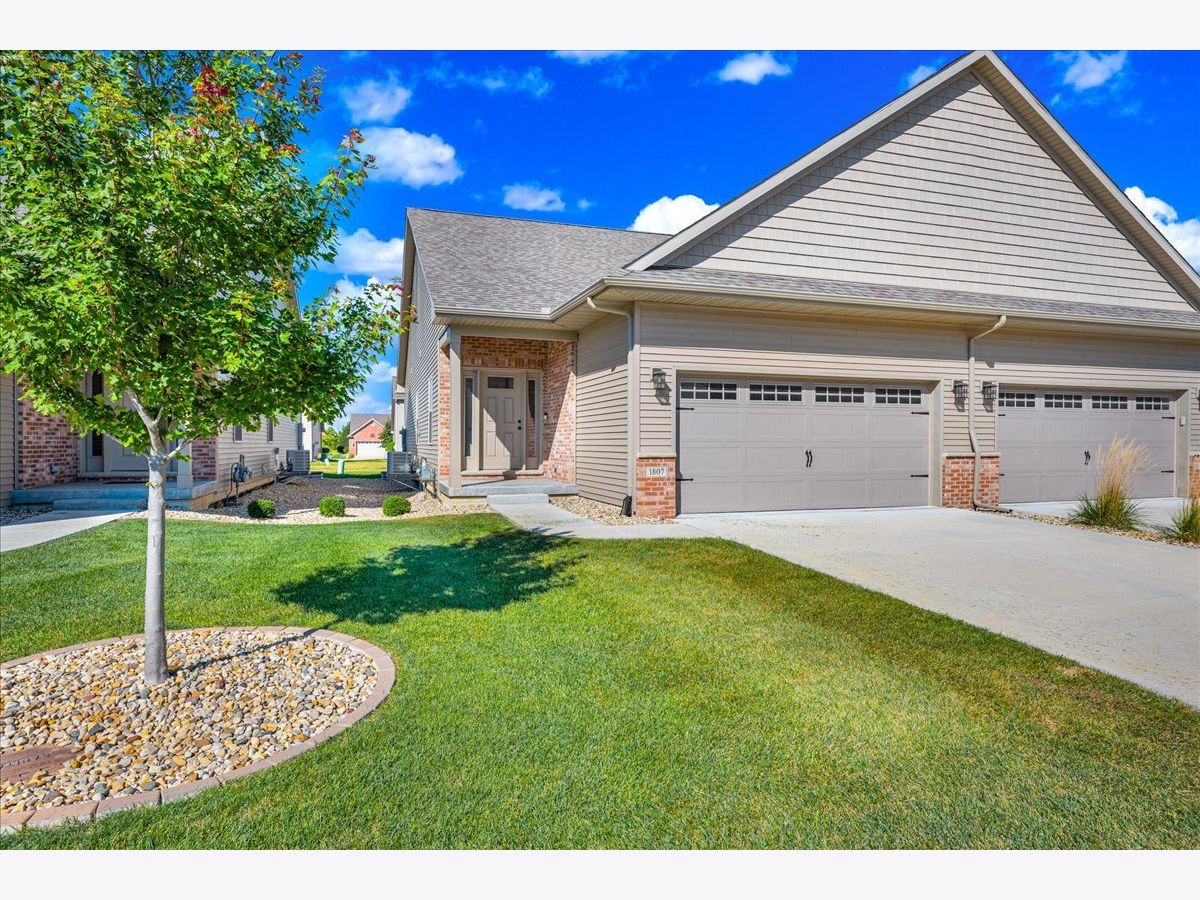 Condos & Townhomes & Homes For Sale Dunraven Bloomington Illinois, 1807 Glenbridge Road