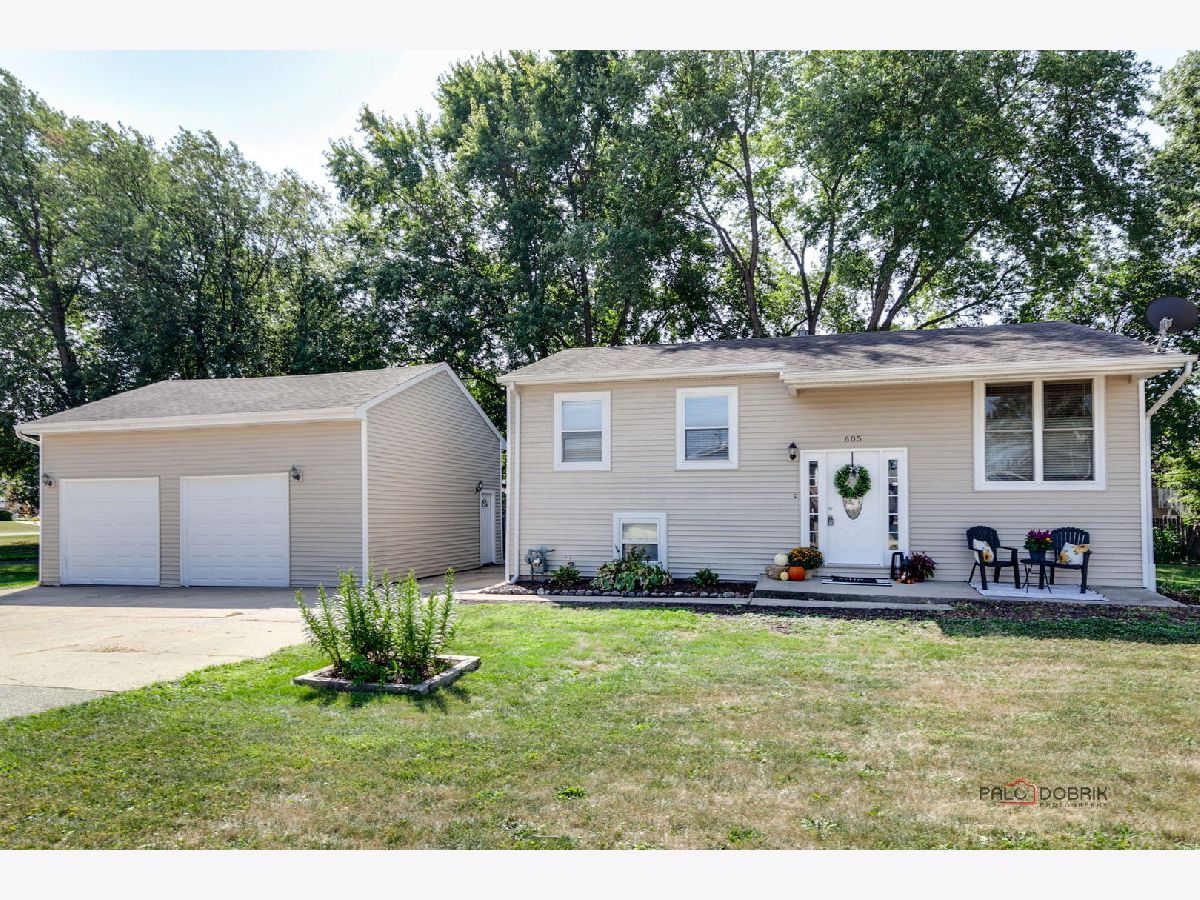  For Sale Round Lake Beach Illinois, 605 Clover Lane