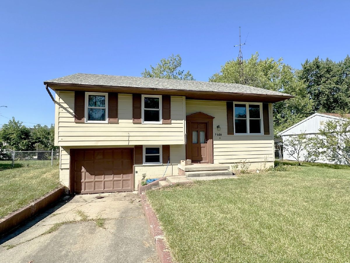 Homes & Condos & Townhomes For Sale Holiday Knolls Bloomington Illinois, 1228 Mount Vernon Drive
