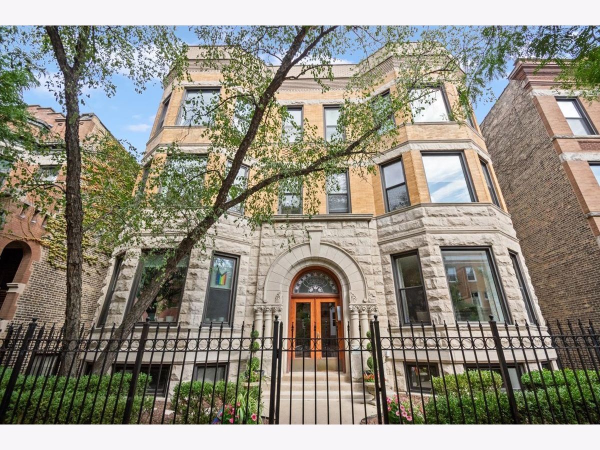  For Sale Chicago Illinois, 3519 Sheffield Avenue