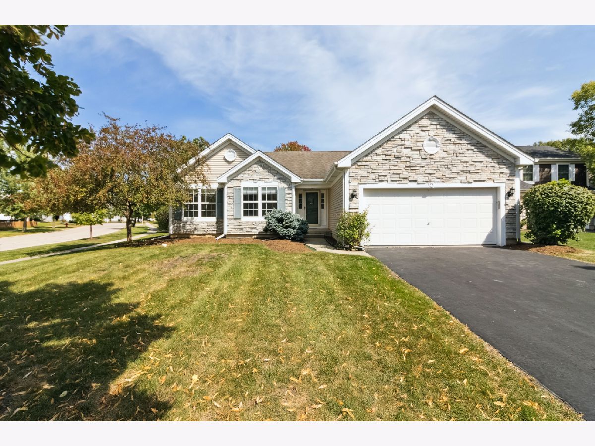 Homes & Condos & Townhomes For Sale Meadowbrook Lake In The Hills Illinois, 2 Melbourne Court