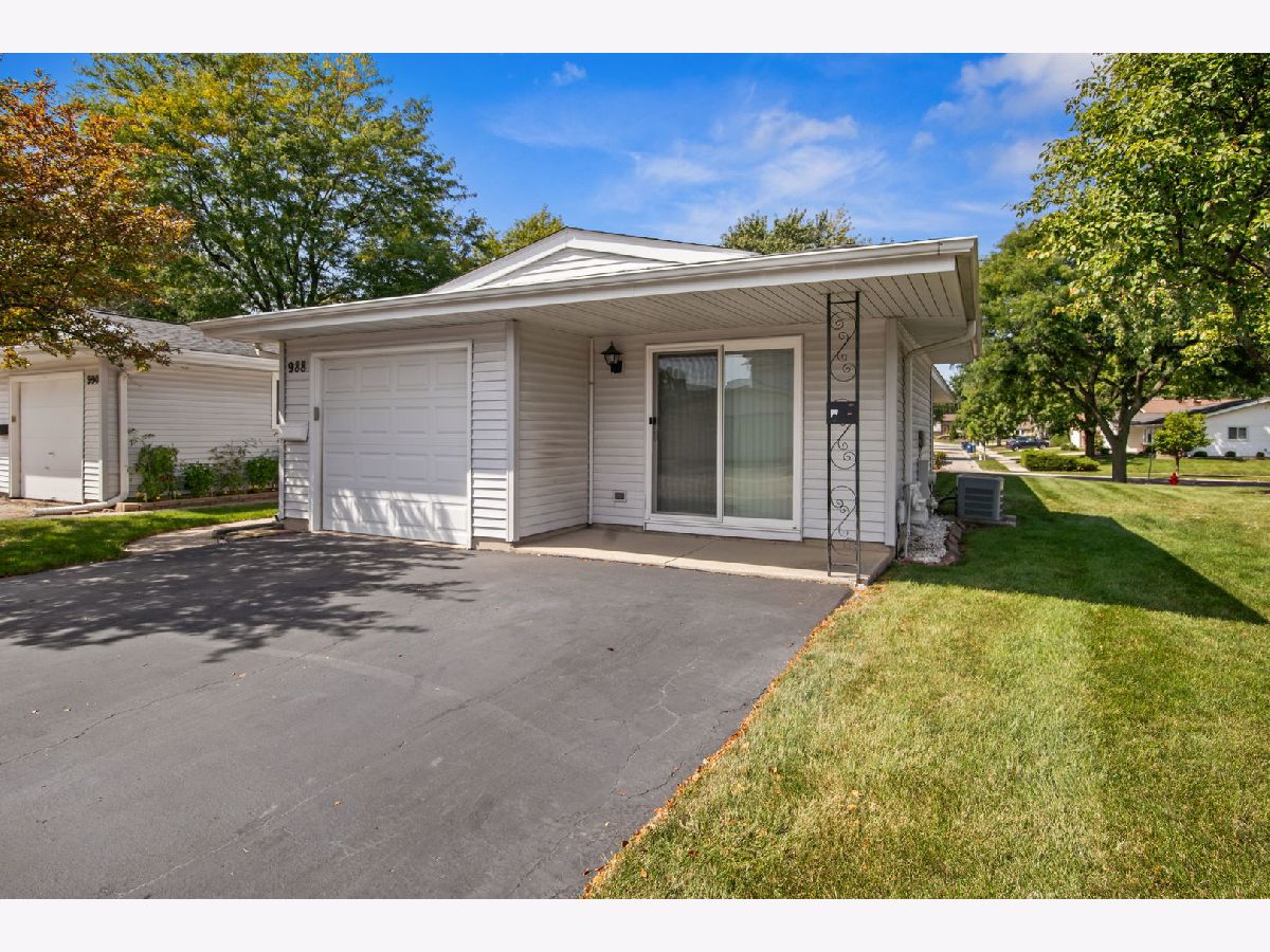 Townhomes & Condos & Homes For Sale Weathersfield South Schaumburg Illinois, 988 Chelsea Lane