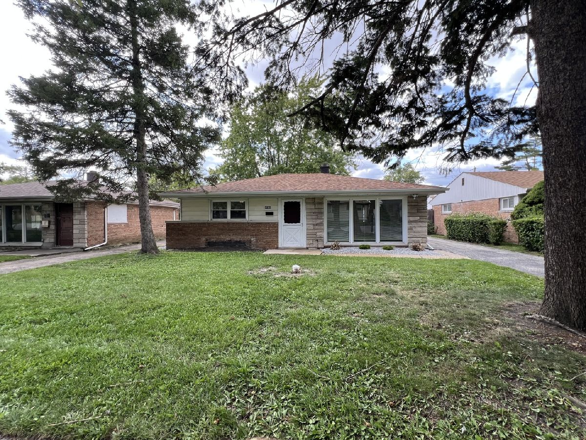 Rented Lansing Illinois, 17332 Roy