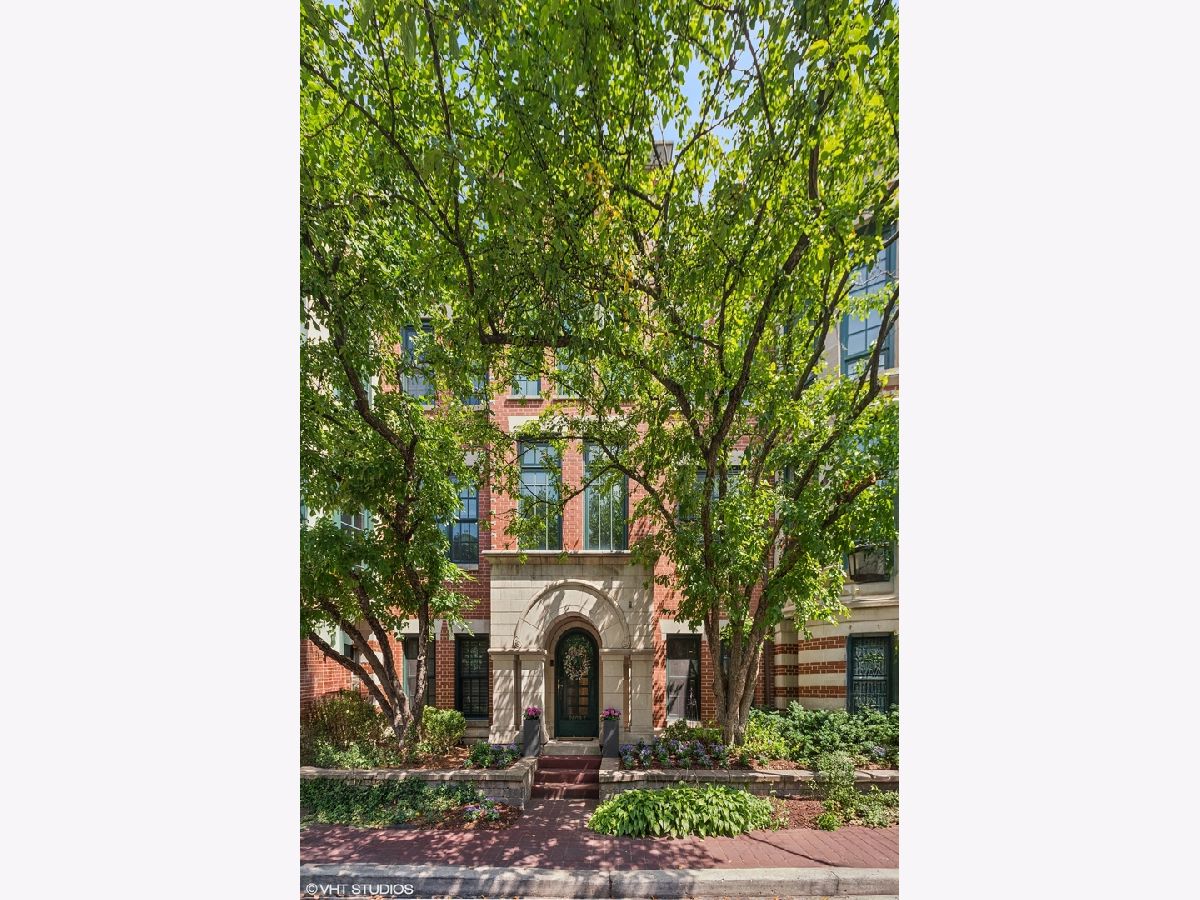 Townhomes & Condos & Homes Sold Embassy Club Chicago Illinois, 2609 Greenview