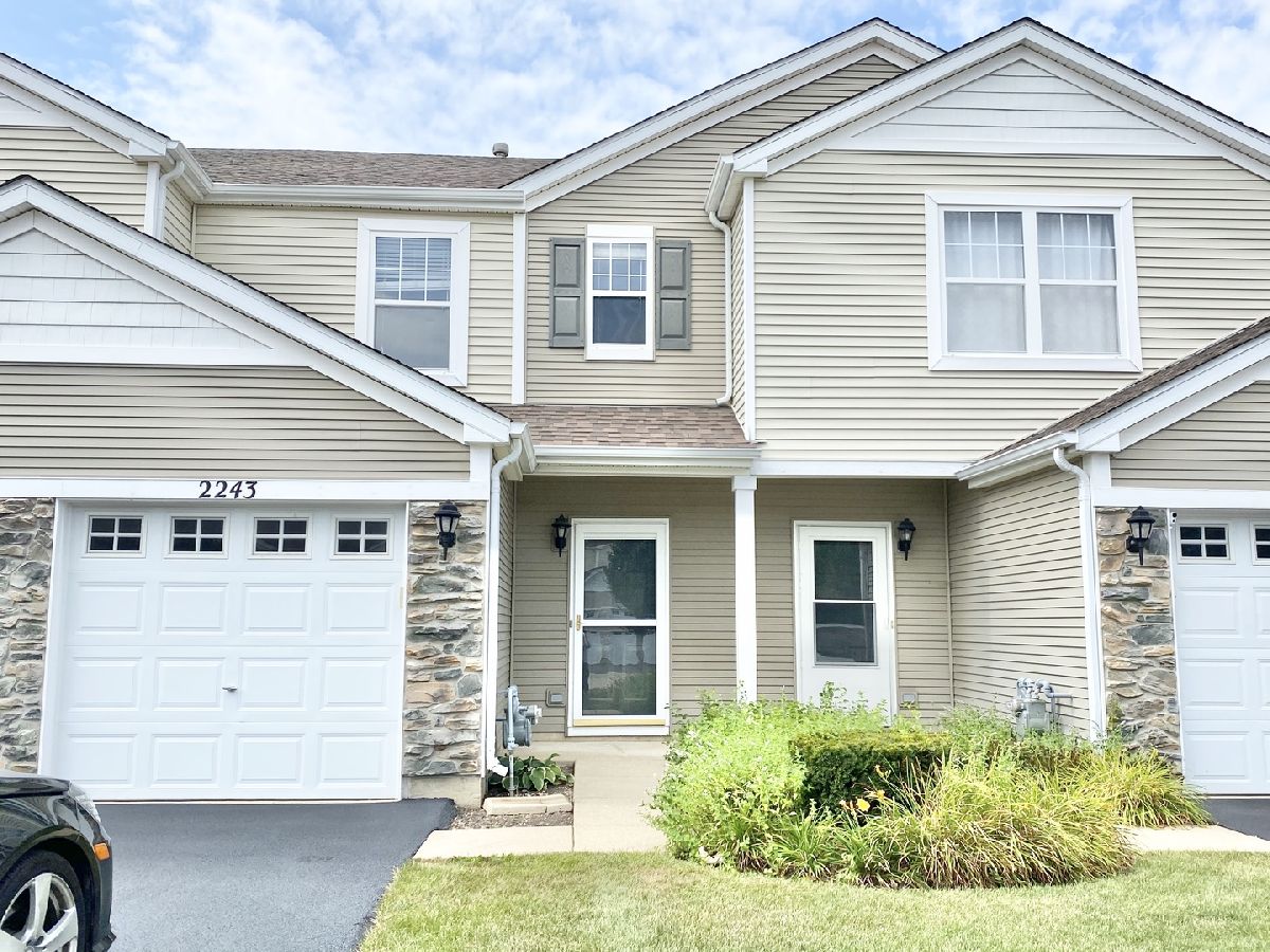 Townhomes & Condos For Rent Silverstone Lake Carpentersville Illinois, 2243 Flagstone