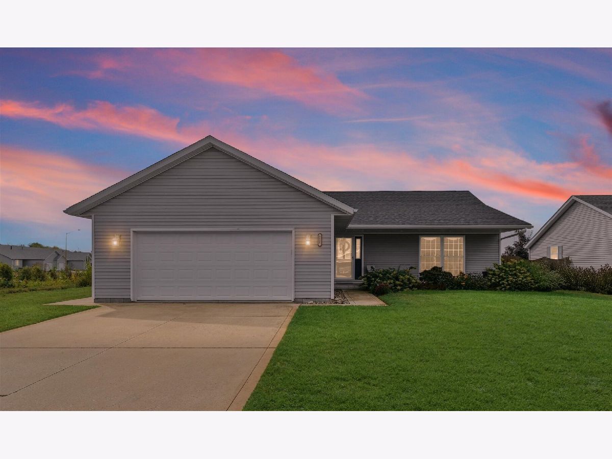  Sold Farmer City Illinois, 1415 Honeysuckle