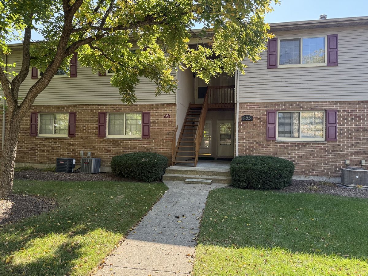  For Sale South Elgin Illinois, 295 Woodridge Circle