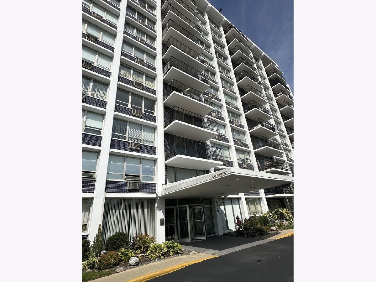 Condominiums For Sale Highland Towers Niles Illinois, 8809 Golf Road