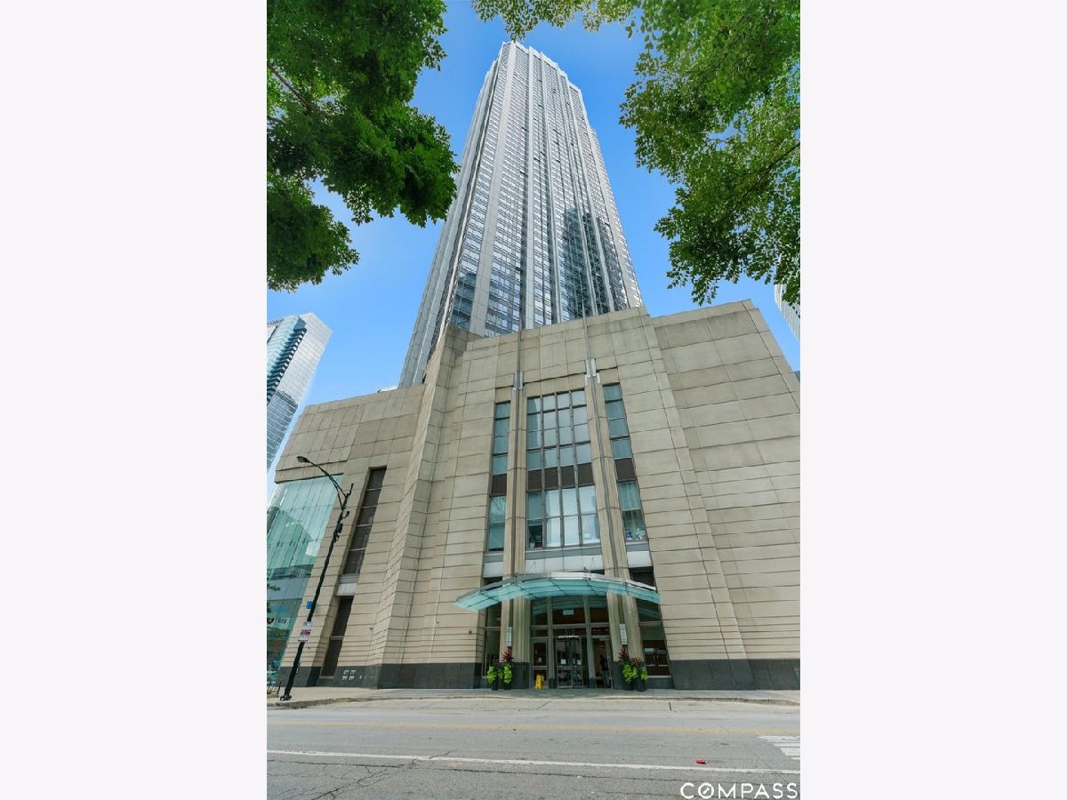 Condos & Townhomes For Sale Residences At River East Chicago Illinois, 512 Mcclurg Court