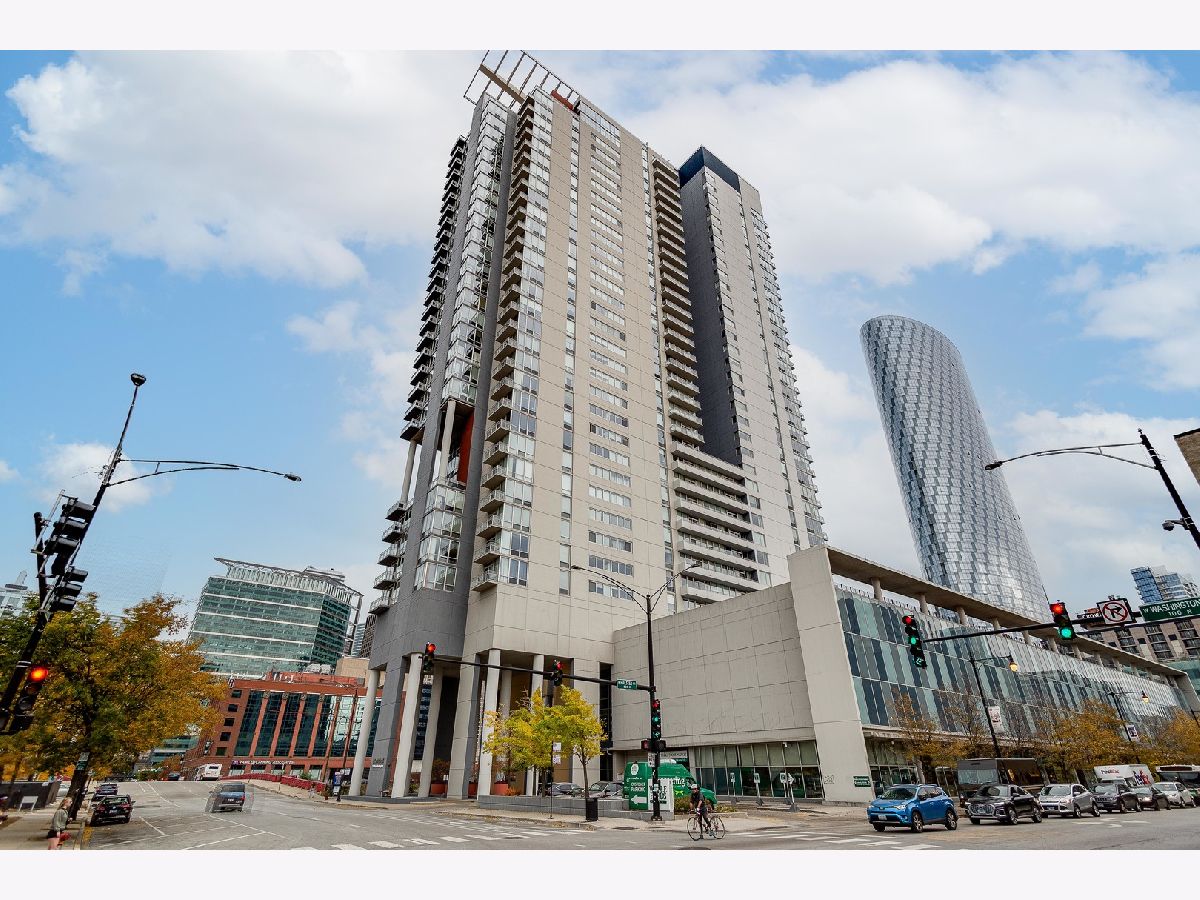 Condominiums Rented Skybridge Chicago Illinois, 737 Washington