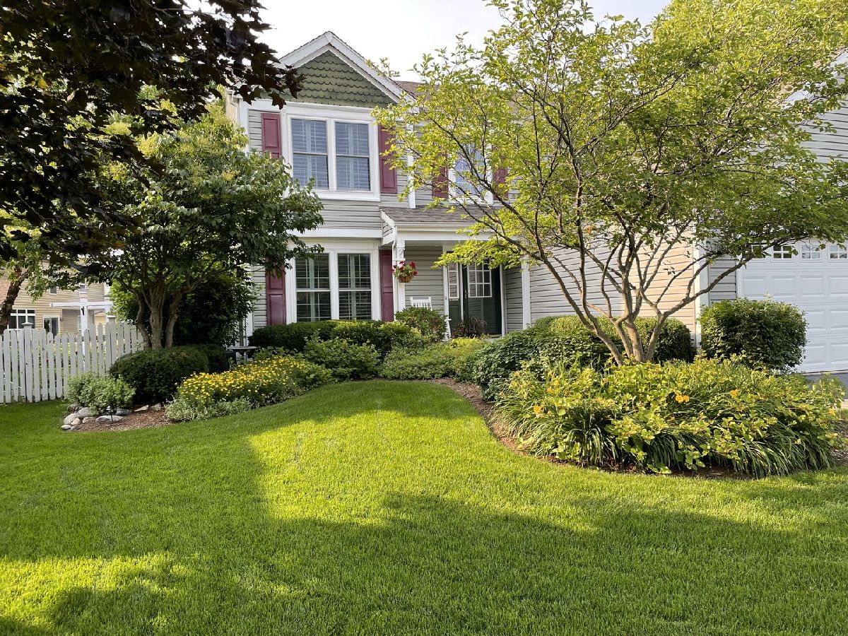 Townhomes & Condos & Homes Sold Gleneagle Farms Carpentersville Illinois, 1739 Farmside