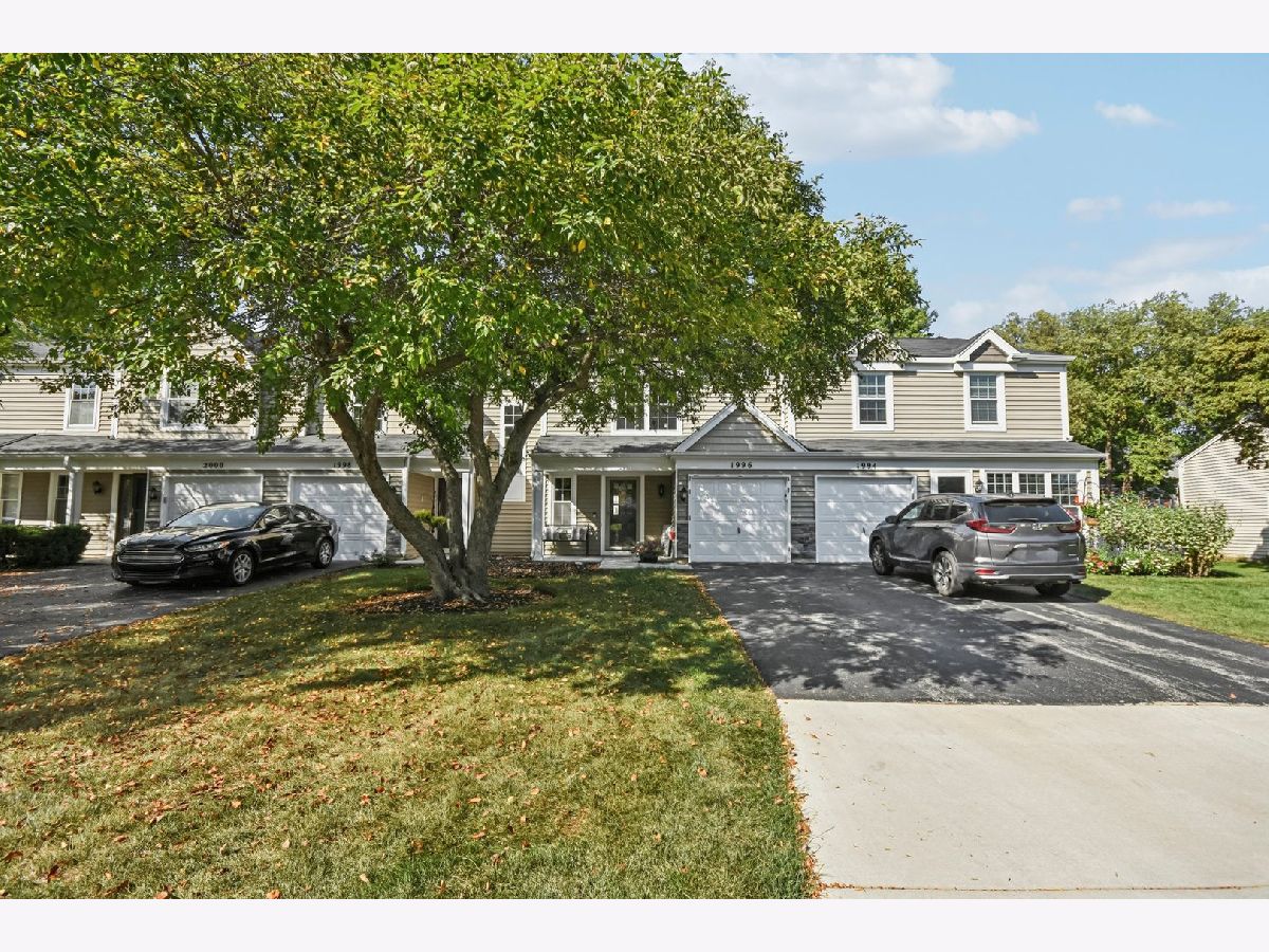 Townhomes & Homes For Sale College Green Elgin Illinois, 1996 College Green Drive