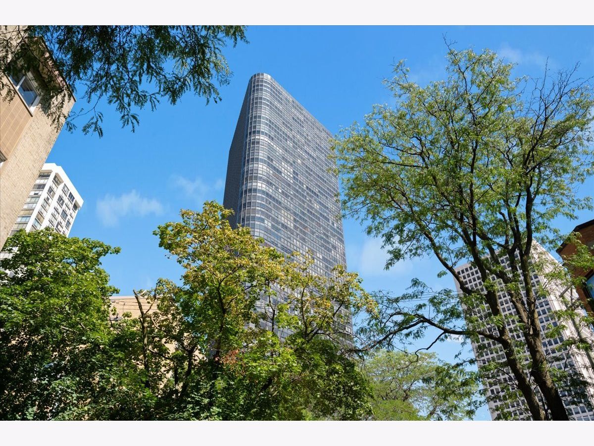 For Sale Chicago Illinois, 5415 Sheridan Road