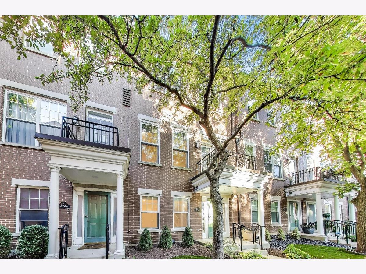 Townhomes & Condos & Homes For Sale Old Town Square Chicago Illinois, 210 Scott Street
