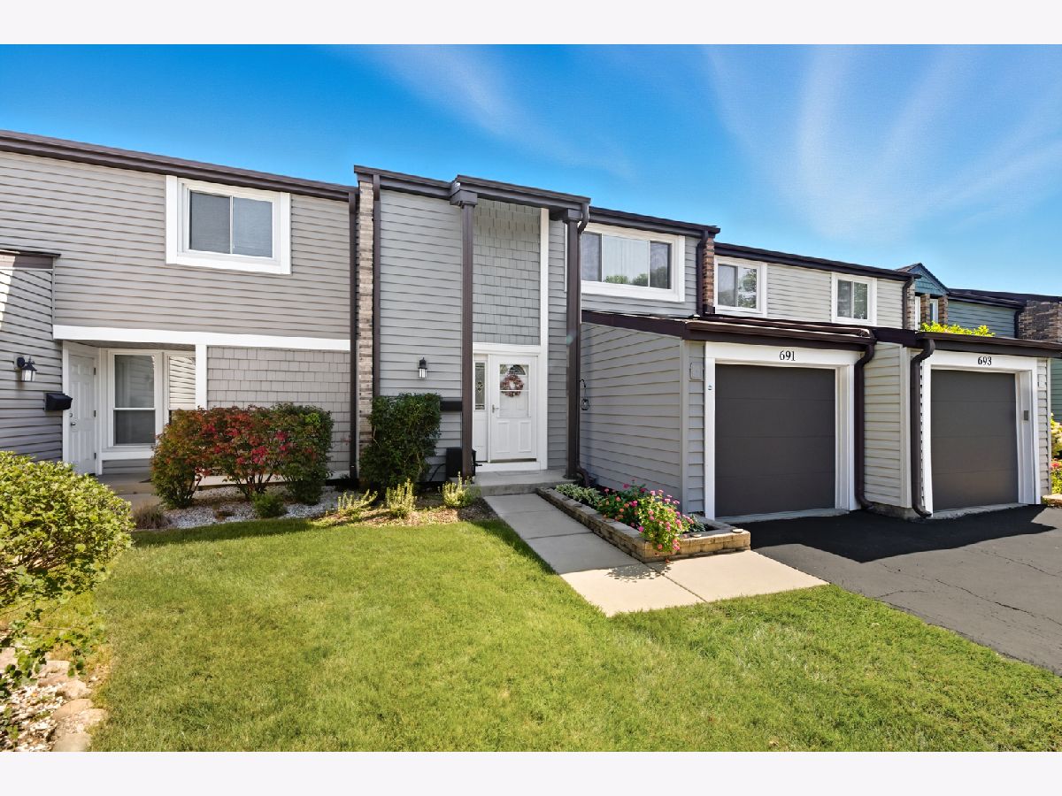  For Sale Wheeling Illinois, 691 Lakeside Circle Drive