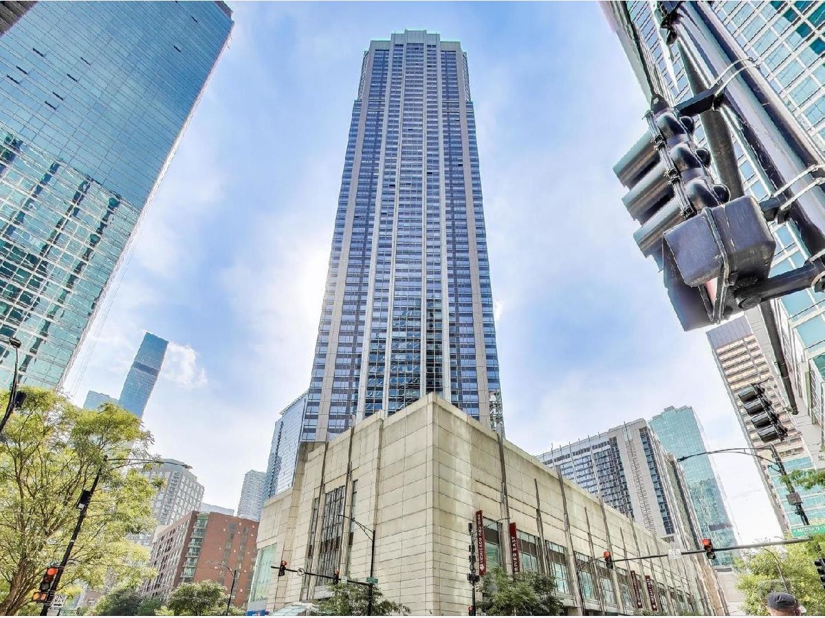 Condominiums For Sale River East Chicago Illinois, 512 Mcclurg Court