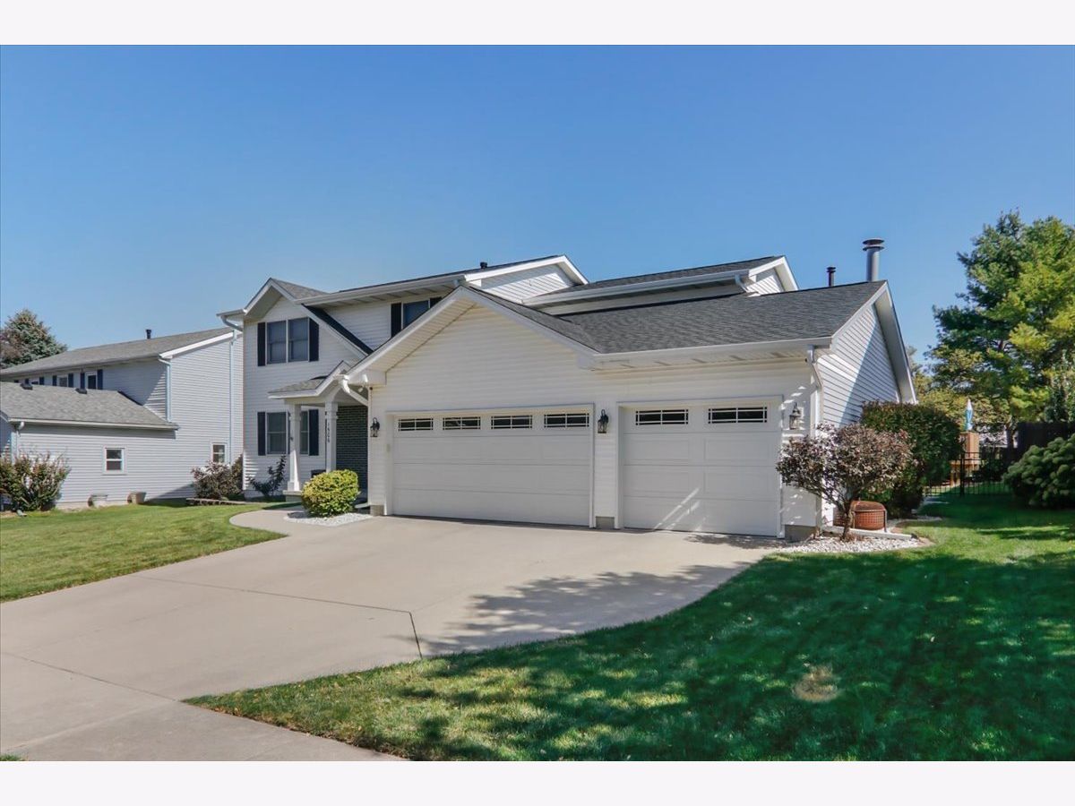 Homes & Condos & Townhomes For Sale Rollingbrook S. Bloomington Illinois, 1506 Paddington Drive