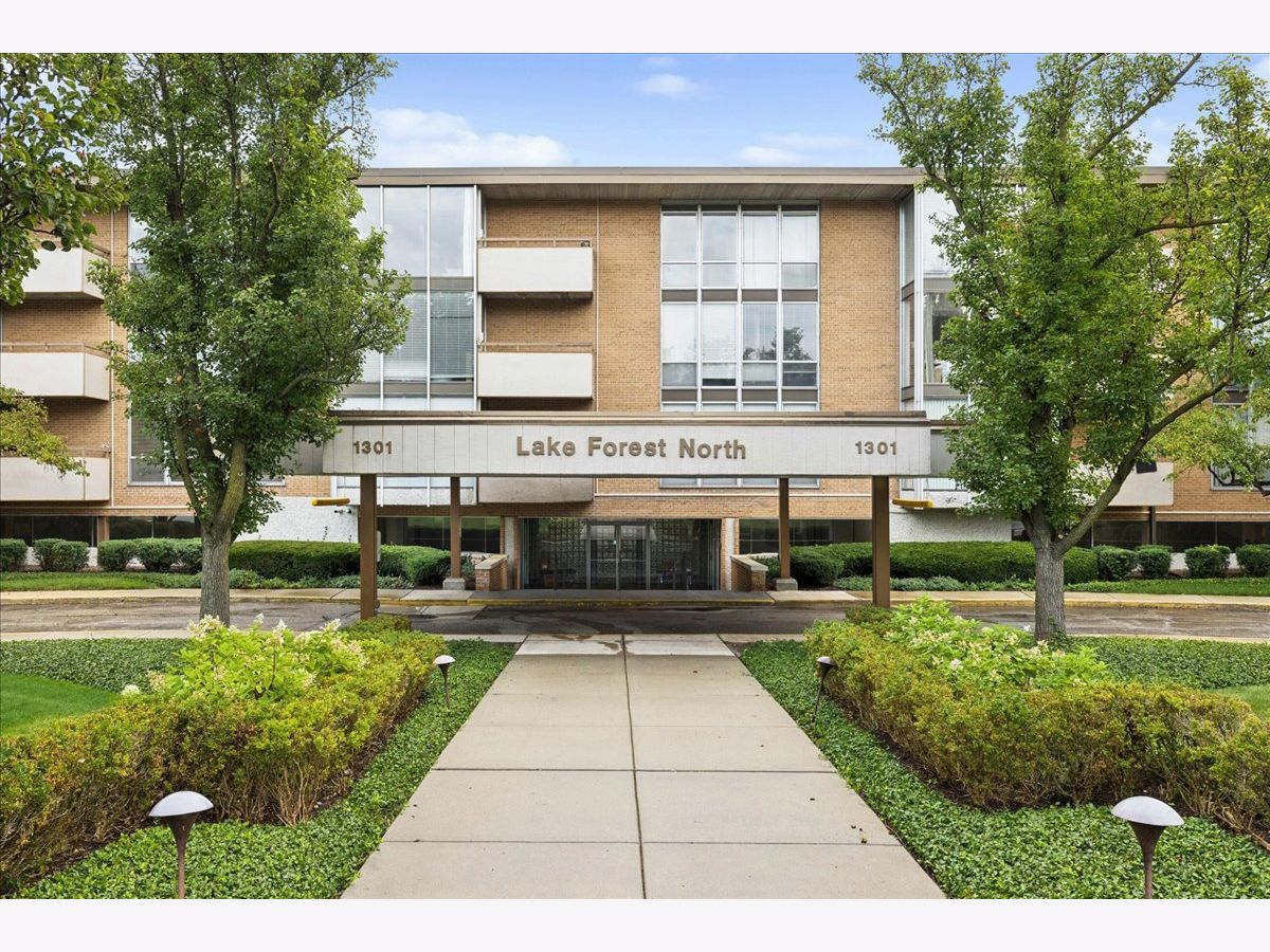 Condominiums For Sale Lake Forest North Lake Forest Illinois, 1301 Western Avenue