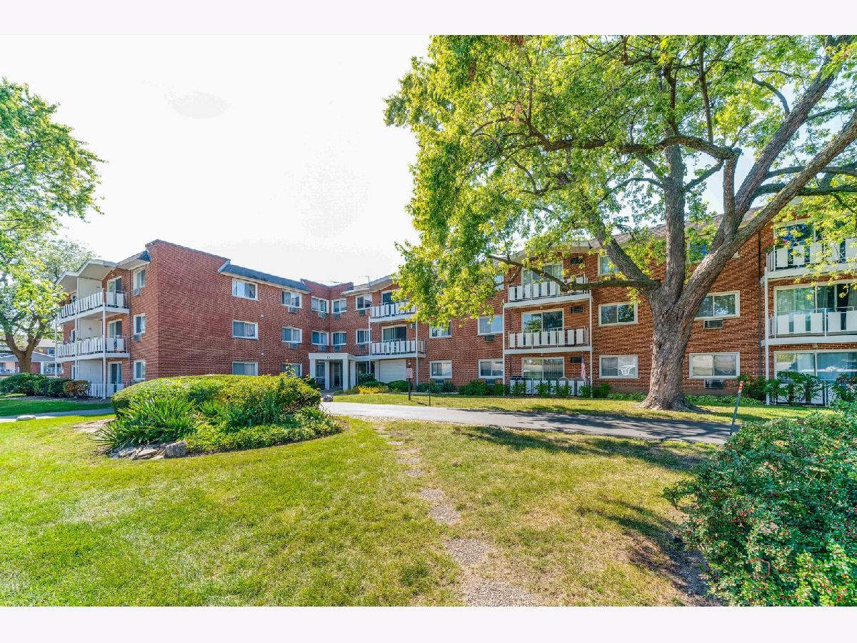 Condos & Townhomes For Sale Country Club Condominium Arlington Heights Illinois, 25 Palatine Road