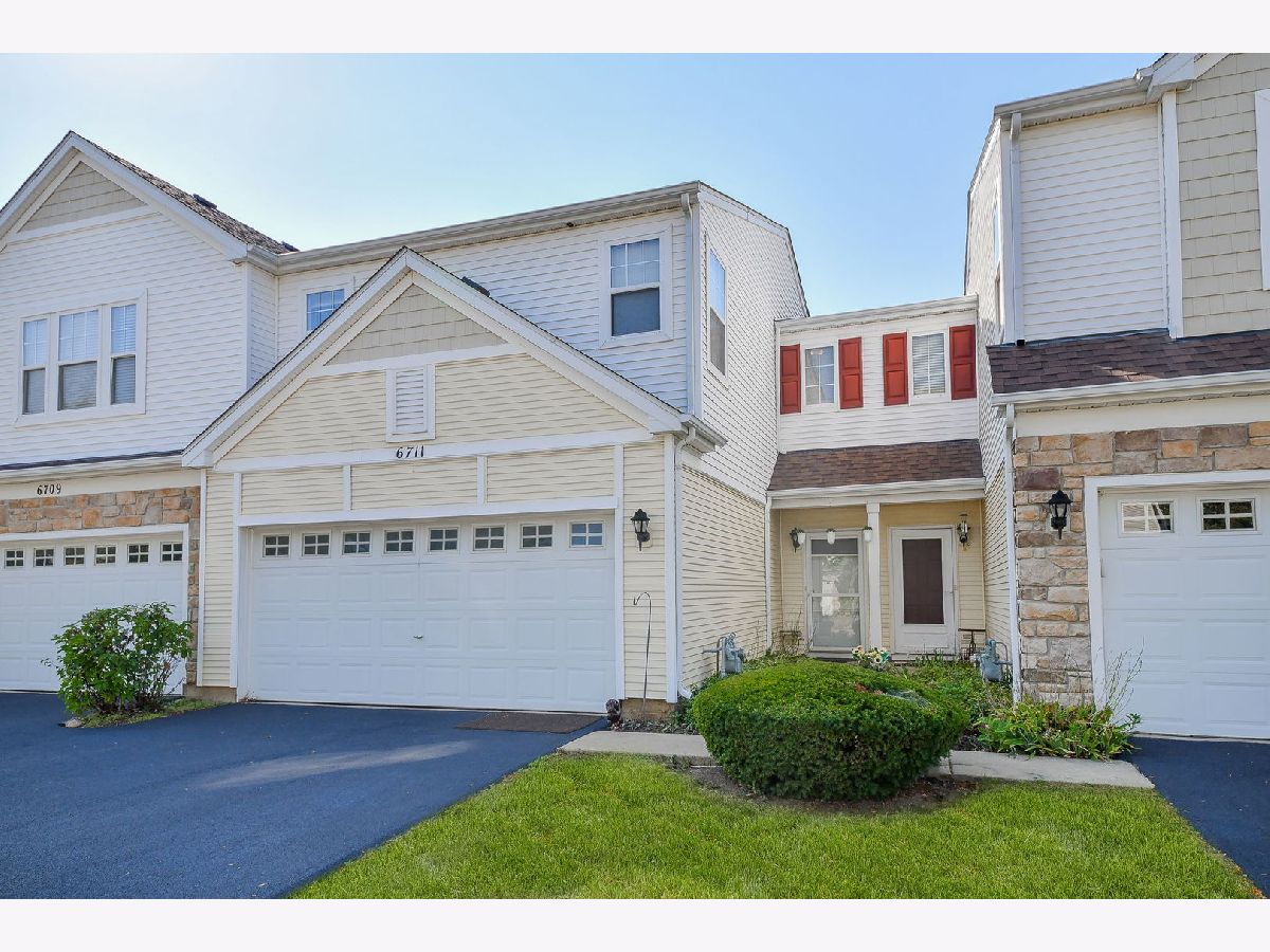 Townhomes & Condos For Sale Silverstone Lake Carpentersville Illinois, 6711 Slate Drive